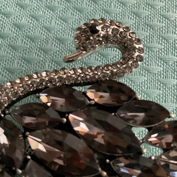 SWAN MAGNETIC BROOCH. ITS LOVELY WITH DARK GREY STONES, ALL INTACT!!! - Picture 4 of 4